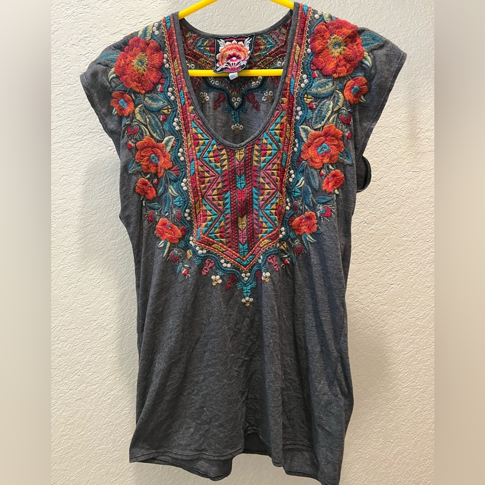 Johnny Was Soft Embroidered Shirt Size Small Short Sleeves Ornelia